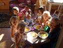 Fotografía: imagen de un grupo de niños alrededor de una mesa | Recurso educativo 12956