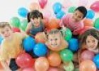 Fotografia: imatge d'uns nens en una festa d'aniversari amb globus | Recurso educativo 18550